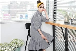 竖条纹连衣裙,孙允珠 穿高领无袖收腰竖条纹连衣裙