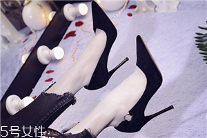 高跟鞋鞋后跟太硬怎么办,高跟鞋太硬了怎么办?