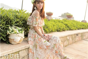 春天穿裙子,冬天中长裙配什么上衣好看