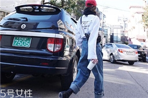 牛仔裤穿着掉色严重怎么办,牛仔裤褪色怎么处理