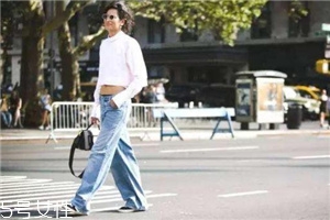 牛仔阔腿裤搭配什么上衣,牛仔阔腿裤子