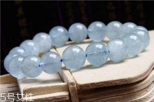 蓝水晶戴哪只手上,蓝晶石戴哪只手