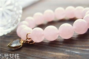 粉水晶手链戴哪只手,粉色水晶手链戴在哪个手上 粉水晶手链戴哪只手,粉色水晶手链戴在哪个手上