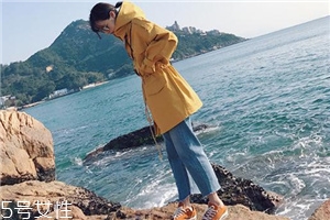 牛仔裤搭配什么样的上衣女,牛仔裤在哪个平台上买合适