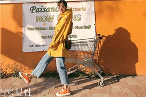 牛仔裤有臭味臭是怎么回事,牛仔裤很臭是什么原因 牛仔裤有臭味臭是怎么回事,牛仔裤很臭是什么原因