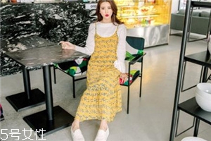吊带碎花裙配什么上衣好看,吊带碎花裙配什么上衣好看明星穿搭
