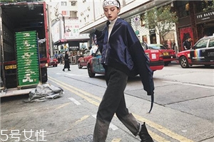 牛仔裤腰围小了能改大吗,牛仔裤的腰大了可以改小吗