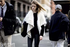 黑色毛衣歌词,黑色毛衣掉色严重最有效的方法是什么 黑色毛衣歌词,黑色毛衣掉色严重最有效的方法是什么