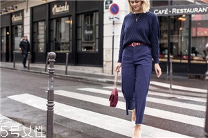 蓝色毛衣搭配什么外套,蓝色毛衣搭什么外套比较好