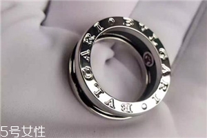 宝格丽戒指是银的吗,宝格丽戒指是银的还是金的