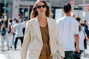 白色运动鞋,白色瓷砖