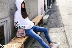 新的牛仔裤如何洗才能防掉色,怎么洗牛仔裤不掉色