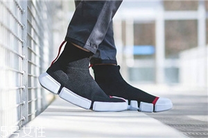 运动鞋白边发黄怎么变白,运动鞋白色的边发黄怎么处理