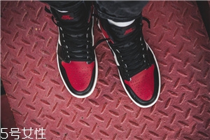 运动鞋白色部分变黑怎么办,运动鞋白边磨黑了 用什么处理