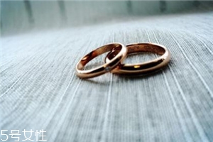 卡地亚玫瑰金戒指会掉色吗,卡地亚戒指掉色吗