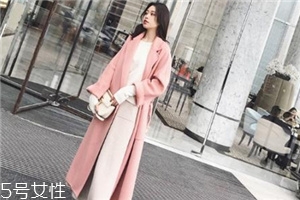 粉色外套怎么搭配衣服,粉色外套怎么搭配裤子