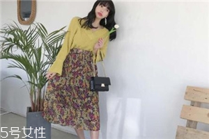 碎花长裙搭配什么上衣冬季怎么穿搭,碎花长裙搭配什么上衣好看