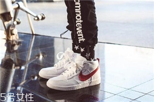 新买的运动鞋挤脚怎么办,运动鞋前面挤脚怎么办小妙招