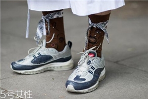 白色运动鞋怎么洗跟新的一样,怎样洗运动鞋才能洗得干净