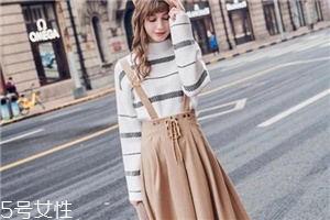 背带裙搭配什么鞋子好看,背带裙怎么搭配衣服