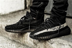 运动鞋可以配裙子吗,运动鞋能配裙子吗