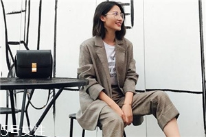 灰色格纹西装怎么搭配,格纹西装怎么搭配技巧 灰色格纹西装怎么搭配,格纹西装怎么搭配技巧