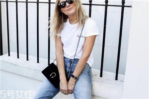 今年最流行牛仔裤的款式,今年流行什么款牛仔裤