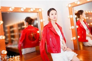 红色皮衣怎么搭配好看图片大全,红色皮衣怎么搭配好看图片大全长款