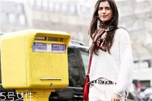 毛衣上粘上口香糖怎么办,口香糖粘在毛绒衣服上怎么办