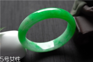 翡翠手镯怎么戴进去,翡翠手镯怎么戴进去视频