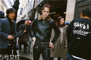 中长款皮衣下面搭配什么好看,皮衣下身搭配什么好看