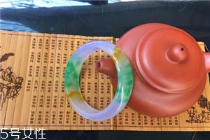 翡翠手镯怎么看水头和田碧玉男人戴好还是女人戴好,翡翠镯子的水头怎么看 翡翠手镯怎么看水头和田碧玉男人戴好还是女人戴好,翡翠镯子的水头怎么看