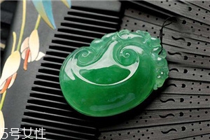 翡翠起胶是什么意思值钱吗,翡翠起胶感是什么意思 翡翠起胶是什么意思值钱吗,翡翠起胶感是什么意思