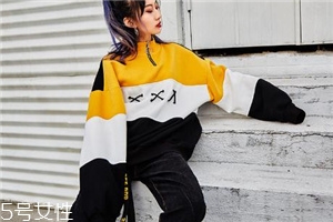 撞色卫衣怎么搭配,撞色卫衣配什么裤子