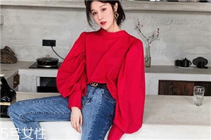 拼色牛仔裤怎么搭配,拼色牛仔外套如何搭配图片