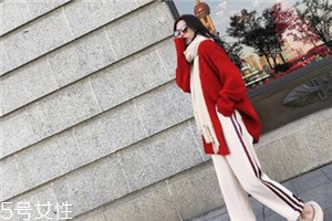 枣红色毛衣,红色羊毛大衣搭配全身图片