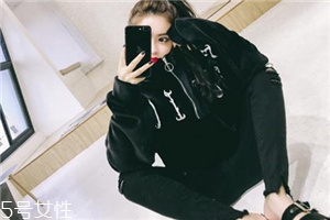 丝绒卫衣怎么搭配,丝绒卫衣搭配什么外套 丝绒卫衣怎么搭配,丝绒卫衣搭配什么外套