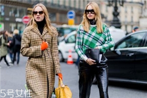 黑色高领毛衣怎么搭配衬衣,黑色高领子毛衣怎么搭配