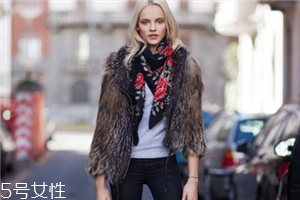棕色皮草怎么搭配好看,棕色皮草怎么搭配穿好看
