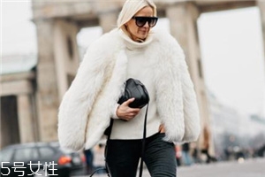 白色皮草怎么搭配穿好看,白色皮草怎么搭配好看图片