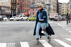 蓝色皮草怎么搭配图片,蓝色皮草怎么搭配 蓝色皮草怎么搭配图片,蓝色皮草怎么搭配