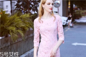 小香风连衣裙搭配什么样的外套,蕾丝连衣裙搭配外套的图片