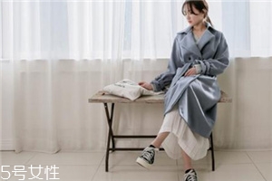 大衣配什么裙子最好看,驼色大衣搭配什么裙子好看