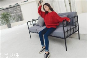 红色毛衣怎么搭配下身,红色毛衣下面搭配什么好看