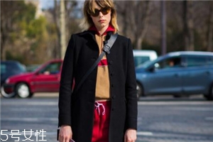 卫衣搭配大衣好看吗,卫衣和大衣搭配