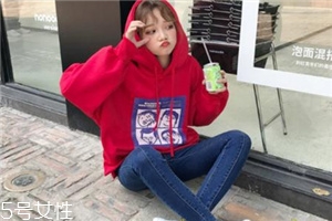 红色卫衣配什么裤子好看,红色衣服配什么裤子好看