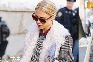 格子大衣搭配什么衣服,格子大衣里面应该怎么搭配