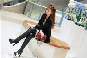 过膝靴怎么搭配冬天图片,冬天过膝靴子怎么搭配衣服