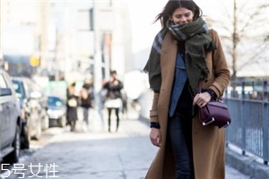 卡其色大衣配什么颜色围巾好看,卡其色大衣搭配什么颜色内搭好看 卡其色大衣配什么颜色围巾好看,卡其色大衣搭配什么颜色内搭好看