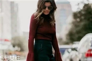 酒红色衣服怎么搭配,酒红色配什么内搭